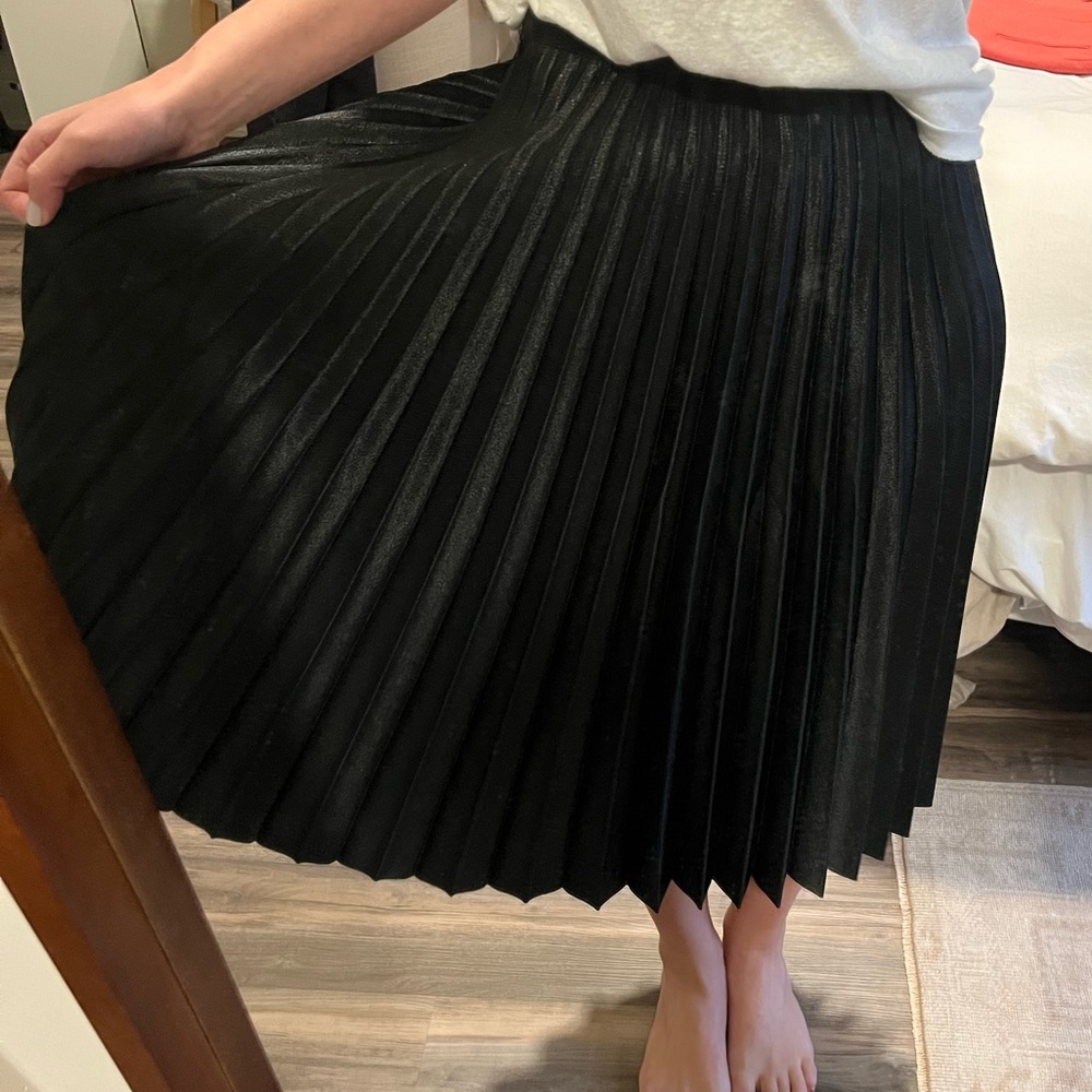 Shiny black banana republic pleated midi skirt